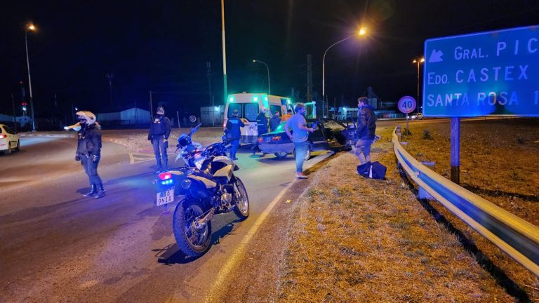 Tres hombres en un auto terminaron chocando contra el guardarraíl, a metros de la Rotonda Perón
