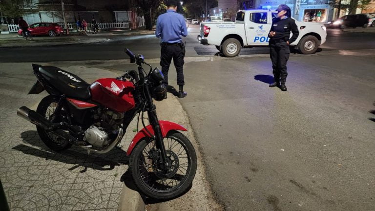 Motociclista embistió a una pareja que cruzaba la calle en la esquina de Avenida San Martín y la 5