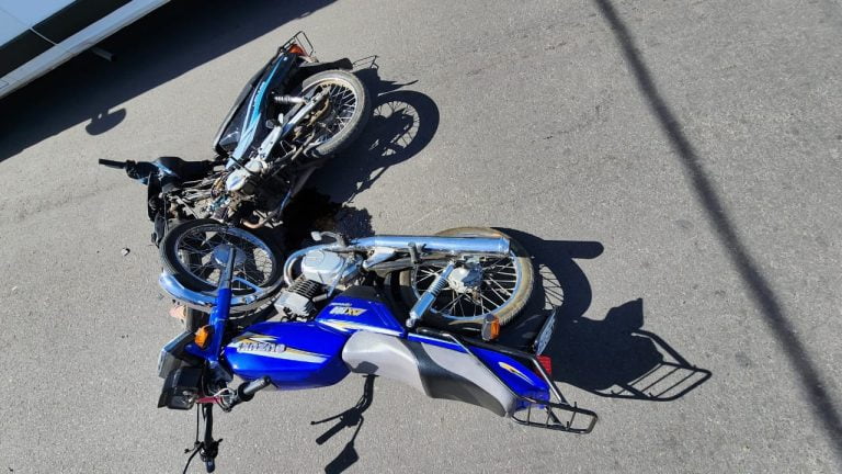 Mujer debió ser trasladada por un choque entre motos en la esquina de 103 y 22