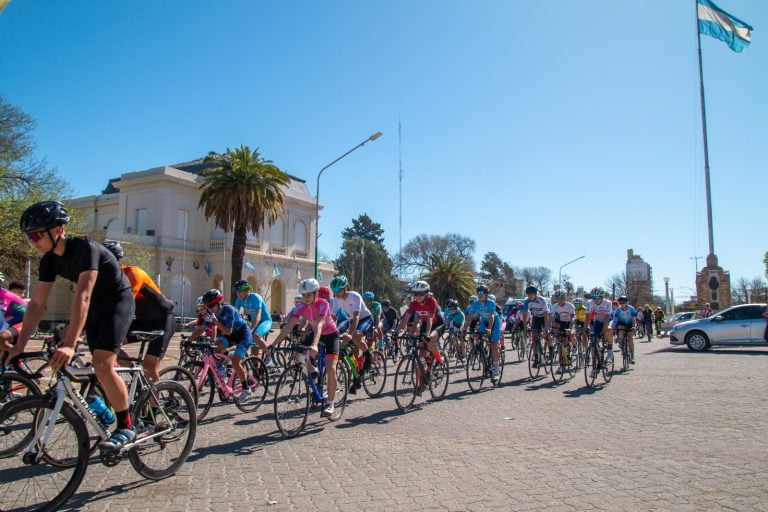 Más de 100 vecinos y vecinas participaron de la bicicleteada por el Parkinson