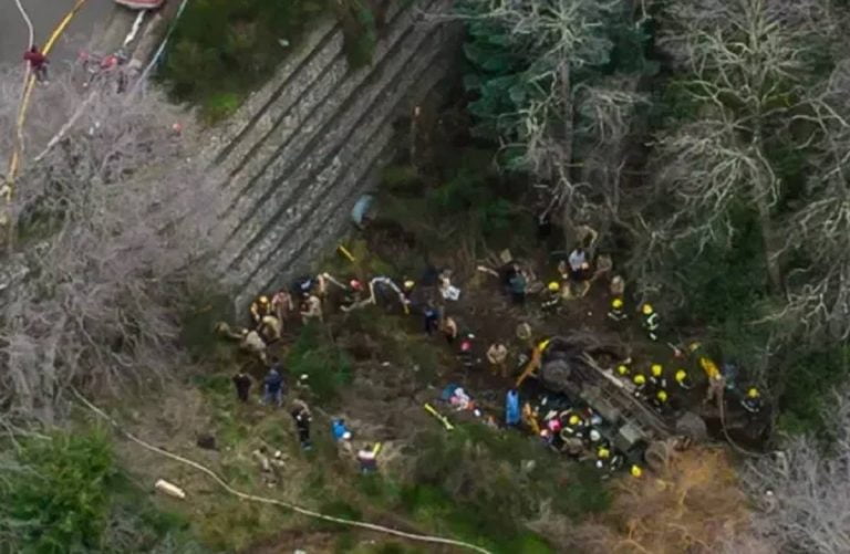 Un camión del Ejército desbarrancó y cayó al vacío en San Martín de los Andes: al menos 4 muertos y 18 heridos
