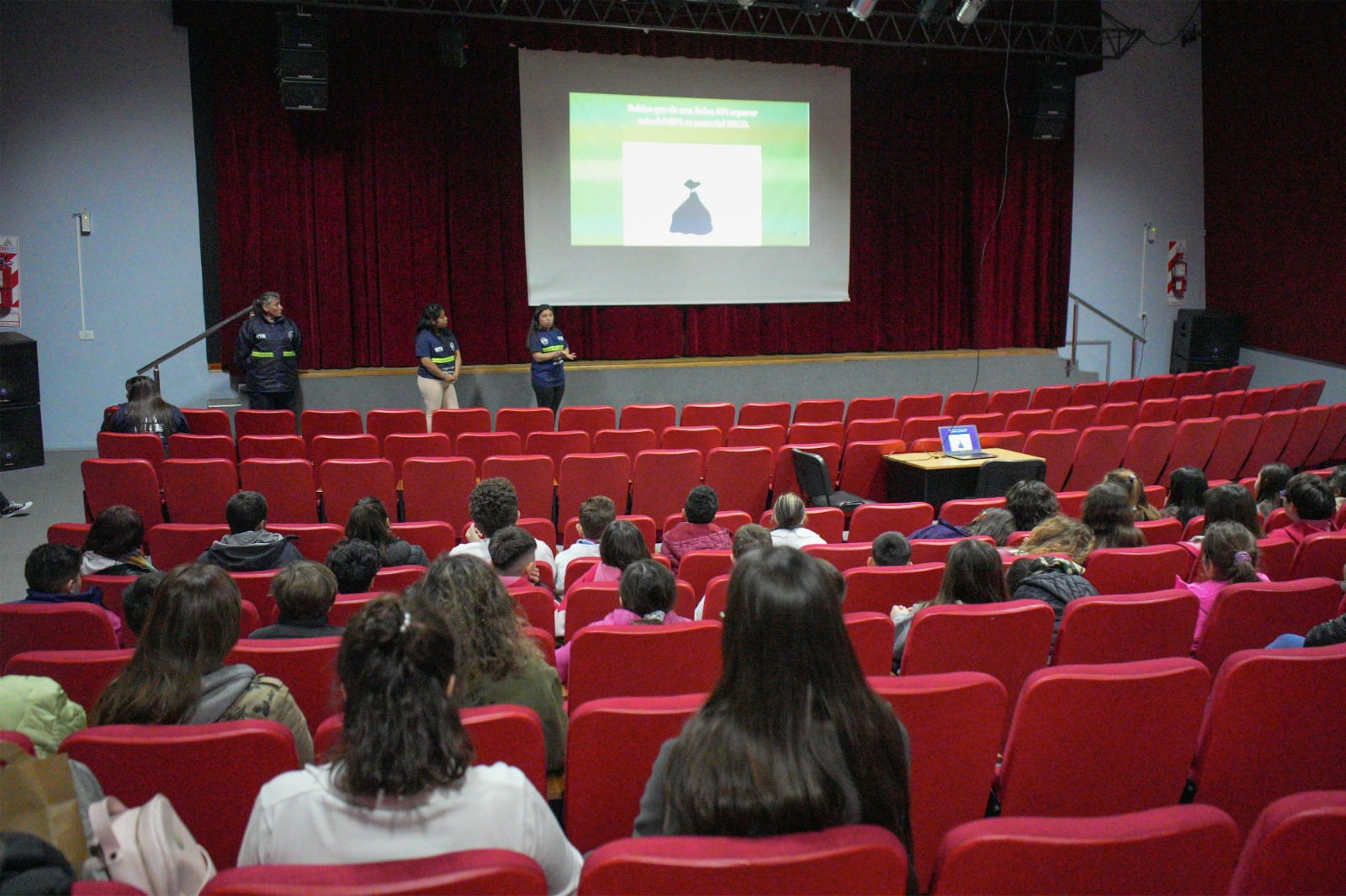 Alumnos de nivel primario participan de charlas sobre cuidado ambiental