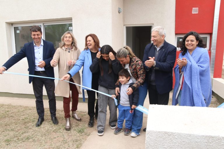 Entregaron 85 nuevas viviendas en General Pico: “acceder al derecho a una vivienda es algo sublime”, describió Fernanda Alonso