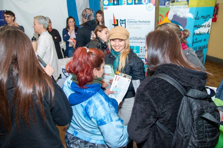 Adultos pudieron conocer las más de 270 propuestas de educación y formación profesional en Pico en la “Expo Carreras”