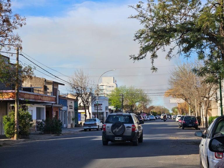 Bomberos trabajan en un incendio en Trebolares