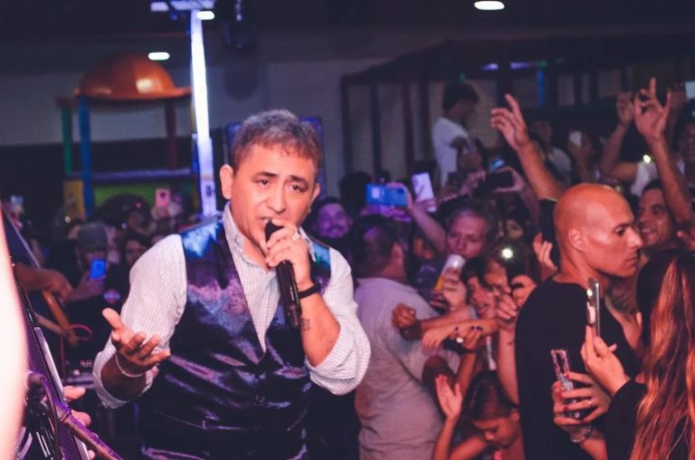 El cantante tropical Huguito Flores murió en un brutal choque junto a su esposa y su cuñado