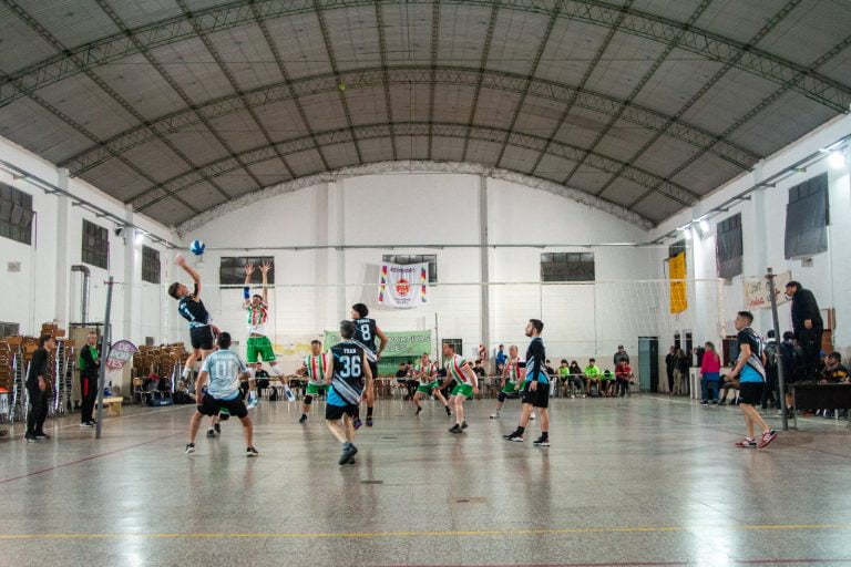 El equipo masculino de vóley de General Pico avanzó en la Liga Municipal