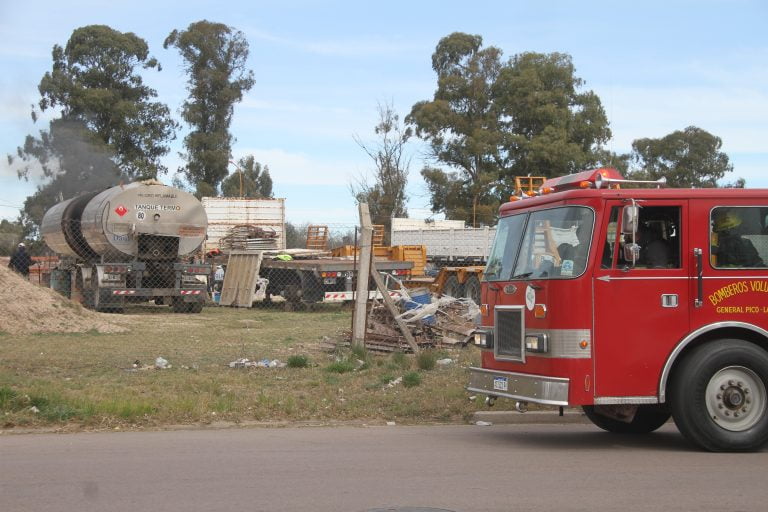 Vecinos se asustaron por un presunto incendio en una cisterna, pero la estaban limpiando: bomberos acudió por precaución