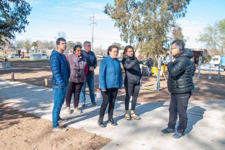 Alonso junto a funcionarios recorrió obras en distintos espacios públicos de Pico