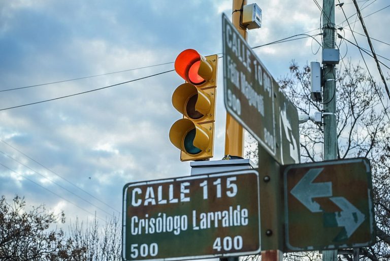 Comenzaron a funcionar los semáforos en el cruce de calles 10 y 115
