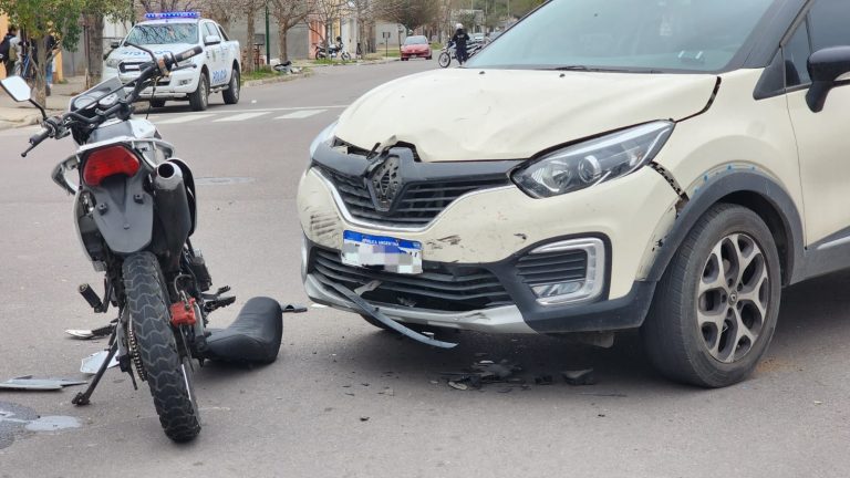 Choque en calle 409 y 442: un hombre hospitalizado tras colisión entre moto y auto