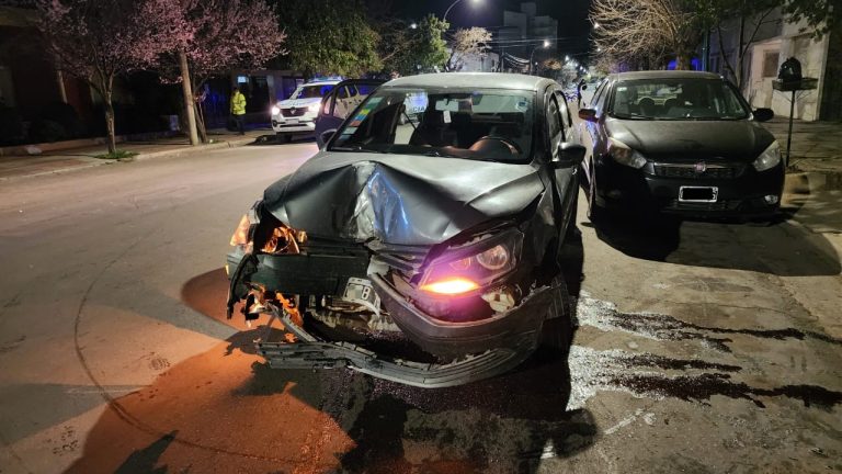 Hospitalizan un hombre que chocó con dos autos, un poste de luz y una columna
