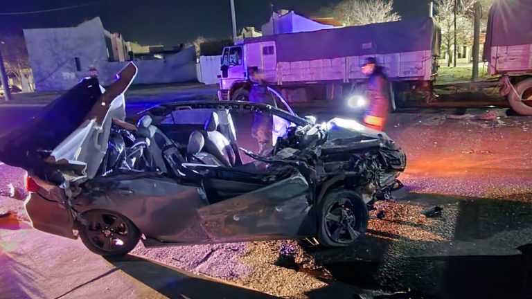 La policía confirmó que el hombre que se accidentó hoy al chocar el auto contra un camión estaba alcoholizado
