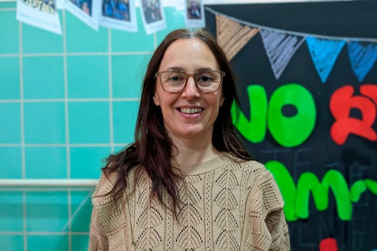Docente de inglés, junto a los alumnos de 6.º año del Colegio Santa Inés, proponen hacer una comunidad más accesible e inclusiva a través de un interesante proyecto