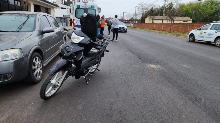 El auto de adelante frenó de golpe y cayó al suelo, pero afortunadamente no sufrió lesiones