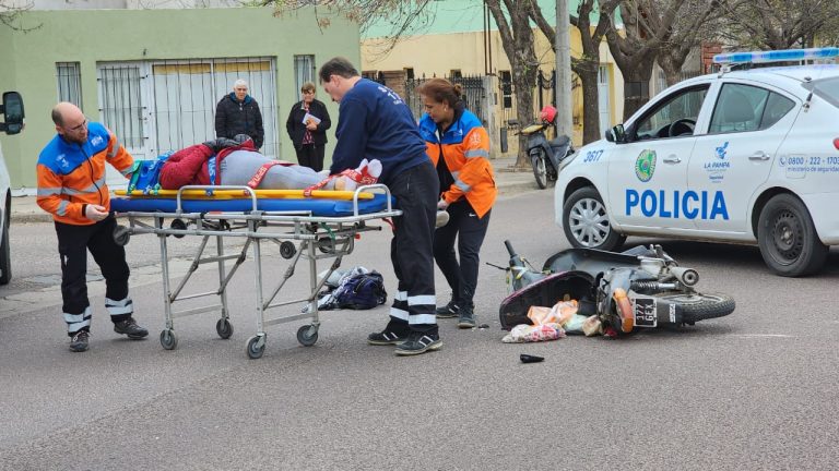 Choque en calles 102 y 103: motociclista hospitalizada