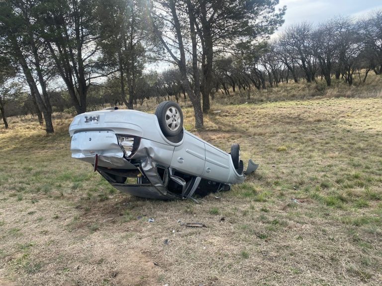 Una mujer se durmió al volante y terminó volcando en la Ruta 10, de regreso a Victorica