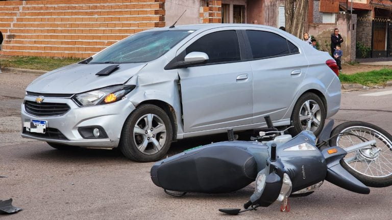 Choque en barrio El Molino: una madre e hija, en moto, chocaron contra un auto en la esquina de la escuela 12