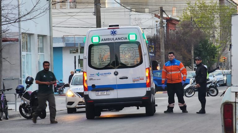 Una mujer y un niño debieron ser trasladados al Hospital tras chocar con su moto a un auto