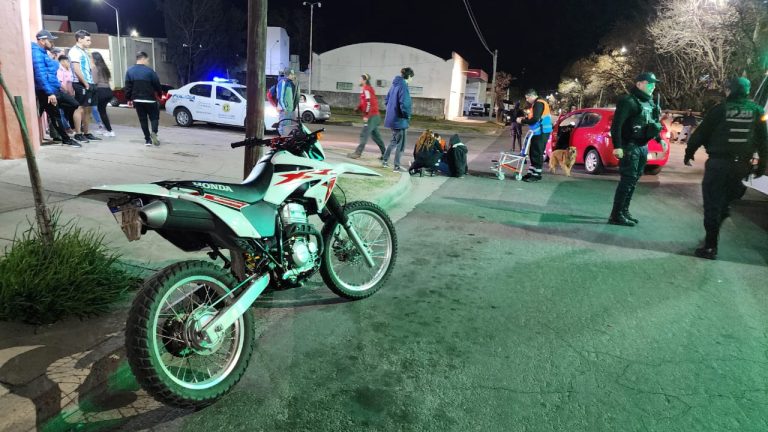 Un choque entre un auto y una moto en el barrio Malvinas, dejó a una mujer con un fuerte traumatismo en una pierna