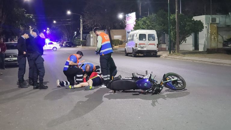 Motociclista chocó a un perro, cayó pesadamente y debió ser trasladado al Hospital Centeno