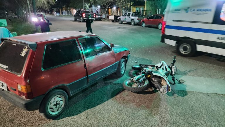 Choque entre un auto y una moto deja un herido leve