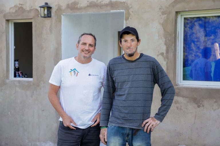 Es constructor en Pilar y armó un plan para que los albañiles con los que trabaja puedan tener su casa