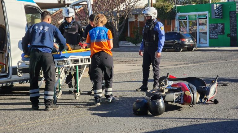 Dos accidentes simultáneos dejan tres personas lesionadas, una de ellas con fractura en una de sus piernas