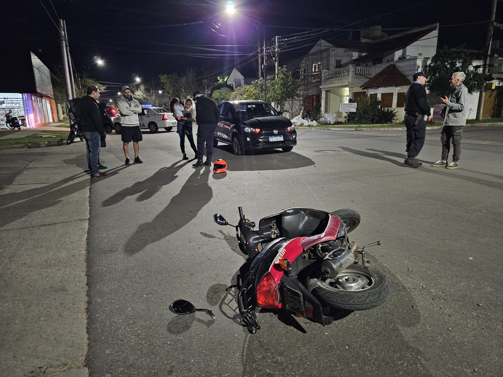 Una adolescente hospitalizada tras choque entre moto y auto – infopico.com