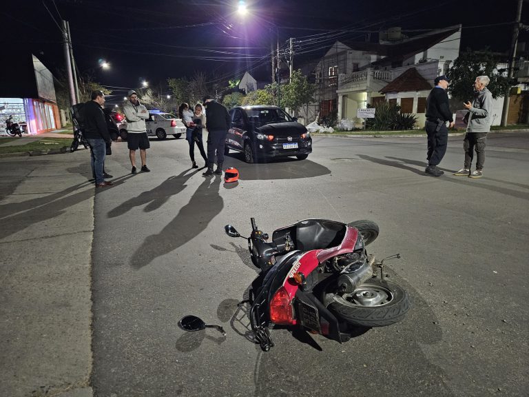 Una adolescente hospitalizada tras choque entre moto y auto