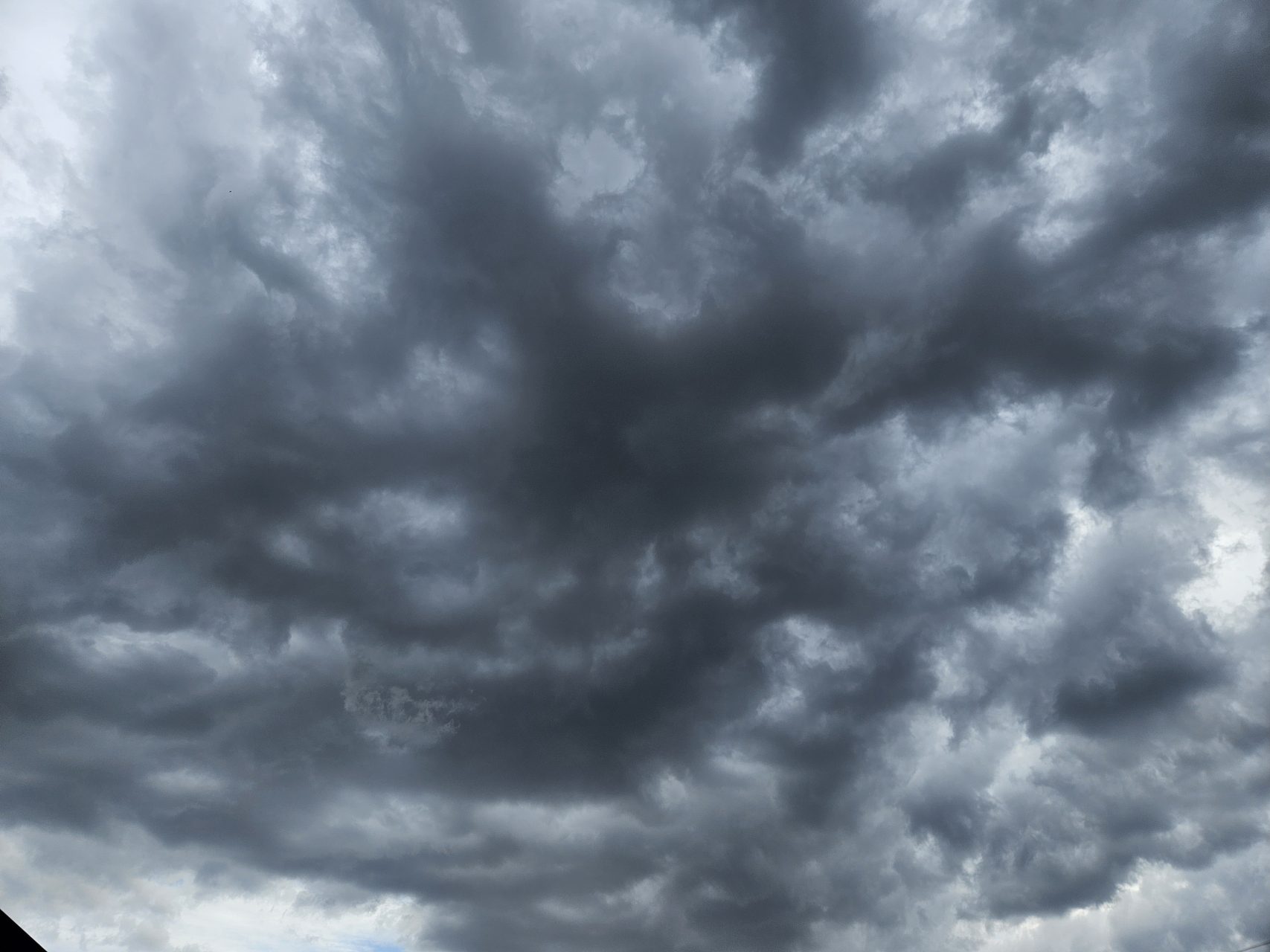 Tormentas fuertes con lluvias intensas, ráfagas y caída de granizo inminentes en General Pico