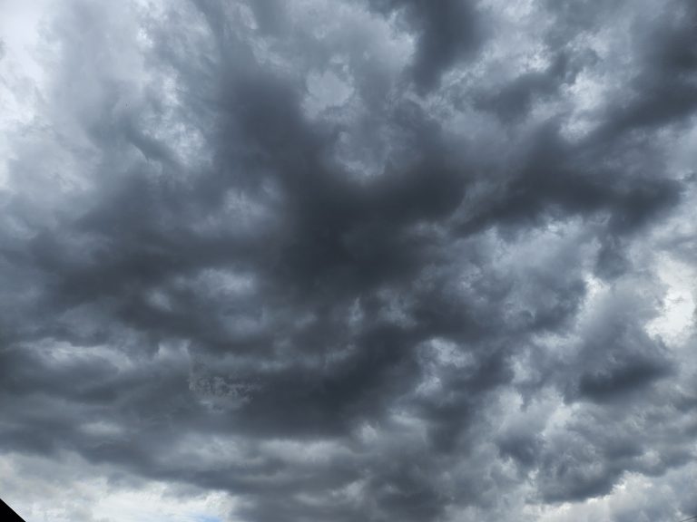 Tormentas fuertes con lluvias intensas, ráfagas y caída de granizo inminentes en General Pico