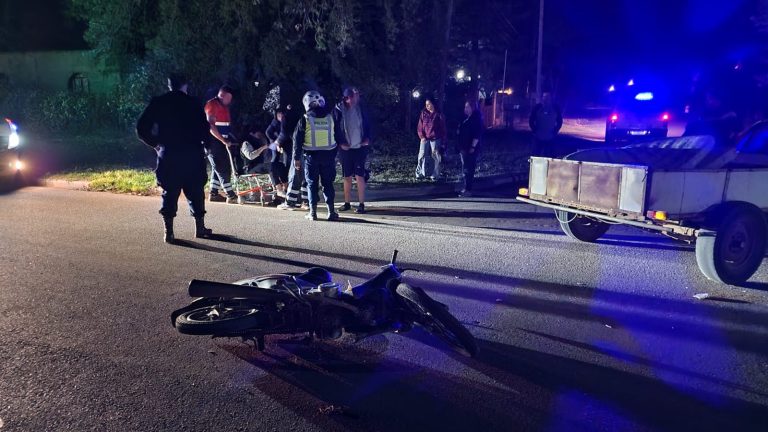 Dos jóvenes heridos tras chocar moto y auto