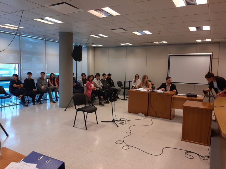 Estudiantes pampeanos se sumergen en la justicia: cien jóvenes presencian juicio por intento de femicidio