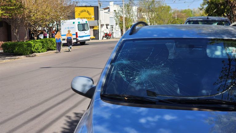 Joven ciclista fue impactada por un auto y sufrió algunas lesiones