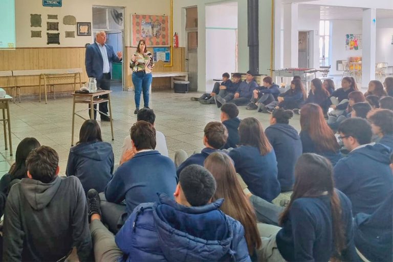 Educación + Justicia: más de 140 estudiantes de Trenel recibieron una charla sobre uso responsable de redes sociales