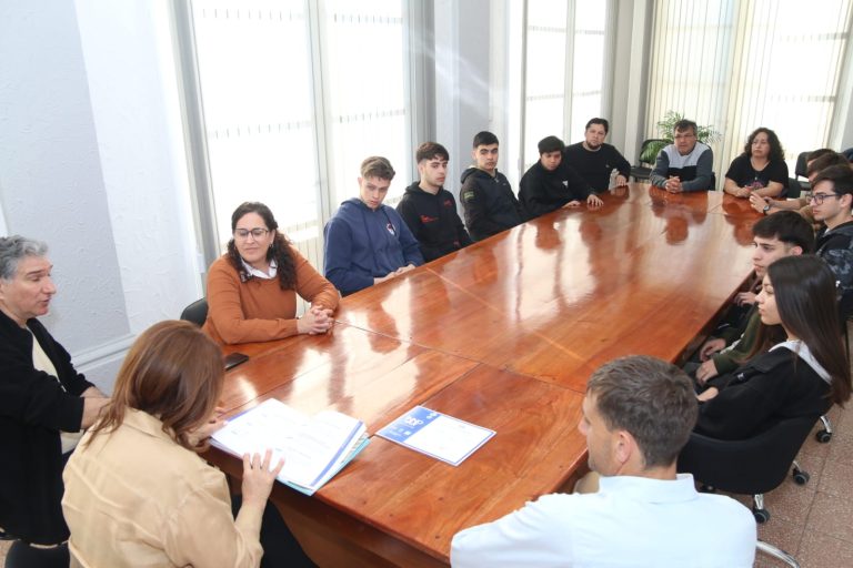 Reconocimiento municipal en General Pico: Estudiantes de la EPET N° 2 galardonados en INNOVAR recibidos por la intendenta tras triunfo ecológico