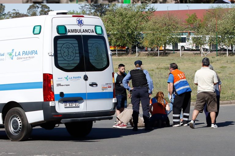 Una mujer debió ser trasladada al Hospital tras ser chocada por un auto