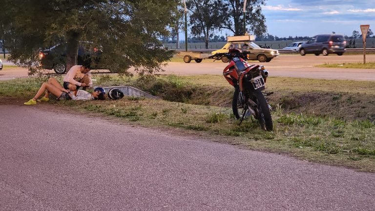 Dos personas cayeron de su moto en barrio Federal y una de ellas sufrió lesiones leves