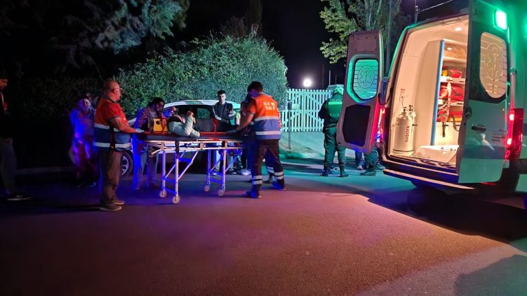 Una ciclista chocó con un auto estacionado y sufrió lesiones leves