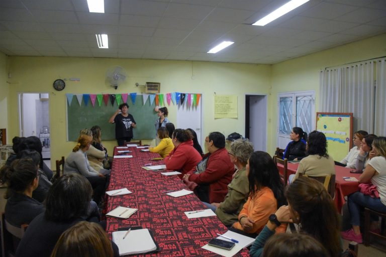 Mujeres a la obra, un taller que “más allá de enseñarles a pintar, les daremos algunos tips para que se formalicen, lo que les abrirá otros caminos”