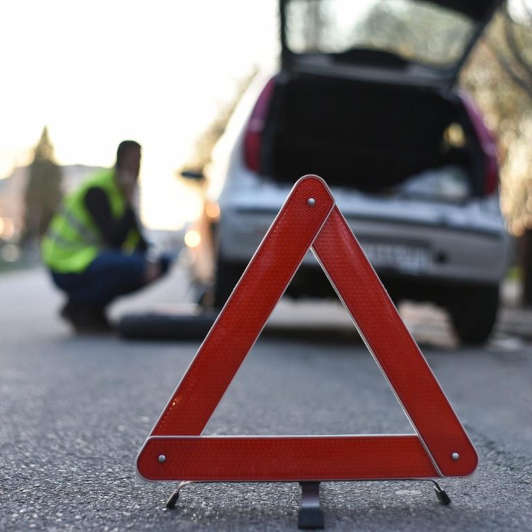 Podcast de Seguridad Vial: ¿Es obligatorio llevar las balizas en los vehículos?