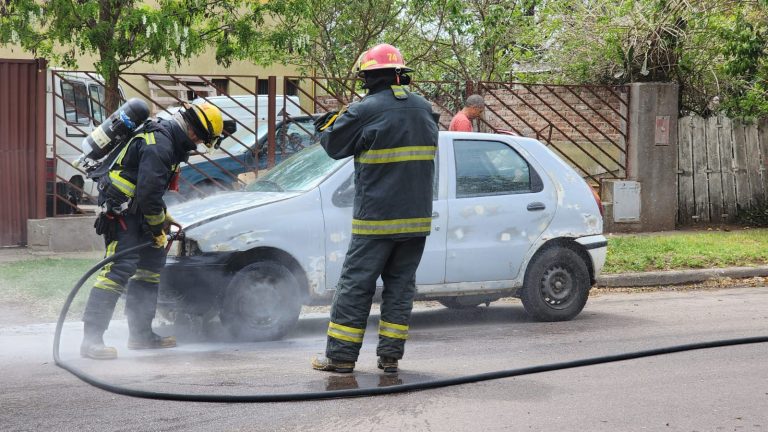 Incendio de vehículo en calle 102: rápida intervención de un bombero voluntario de civil