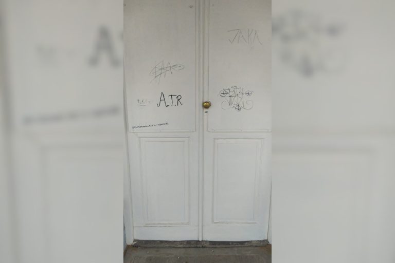 Acto de vandalismo en la estación de trenes: por las cámaras de seguridad identificaron al atacante 