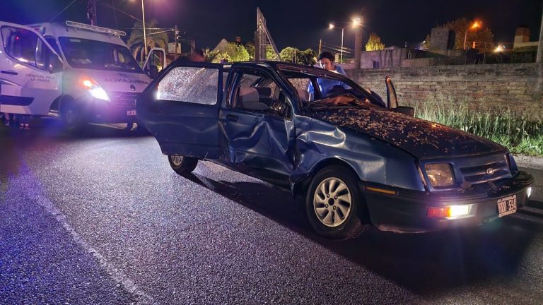 Fuerte choque entre una camioneta y un auto en Avenida San Martín y calle 37