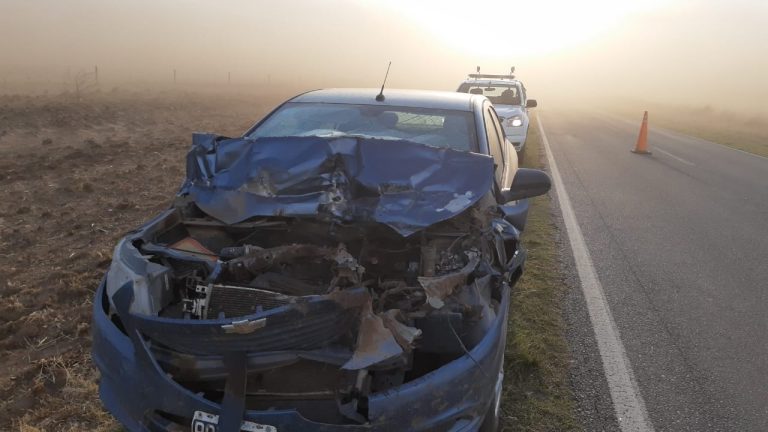 En medio de una polvareda en la Ruta Nacional 188 un auto impactó de lleno contra un camión