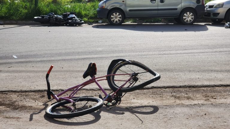 Moto y bicicleta protagonizaron un duro choque en el barrio Malvinas