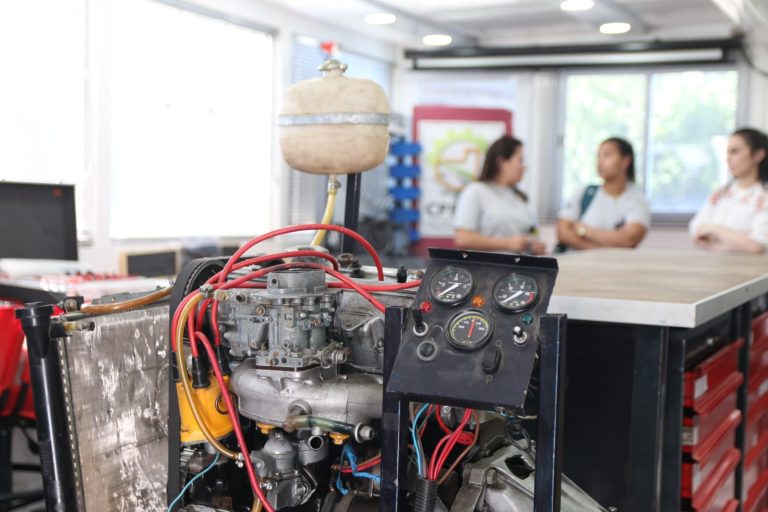Comenzó una capacitación laboral de mantenimiento preventivo de automotores en el aula taller móvil