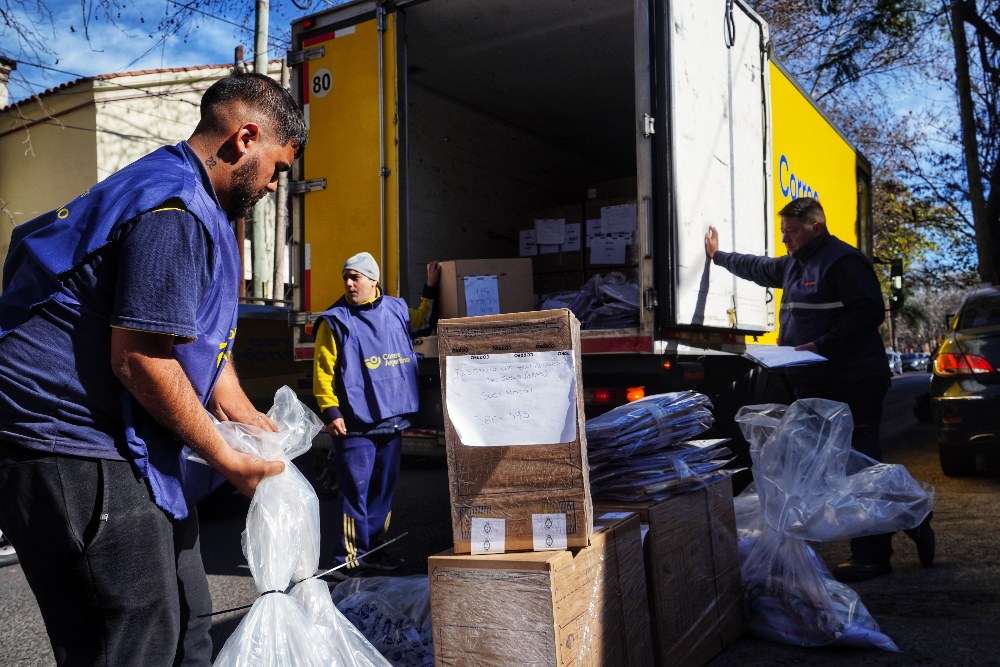 Más de 16 mil vehículos y 76 mil empleados del Correo Argentino trabajan para distribuir 104 mil urnas para los comicios del domingo