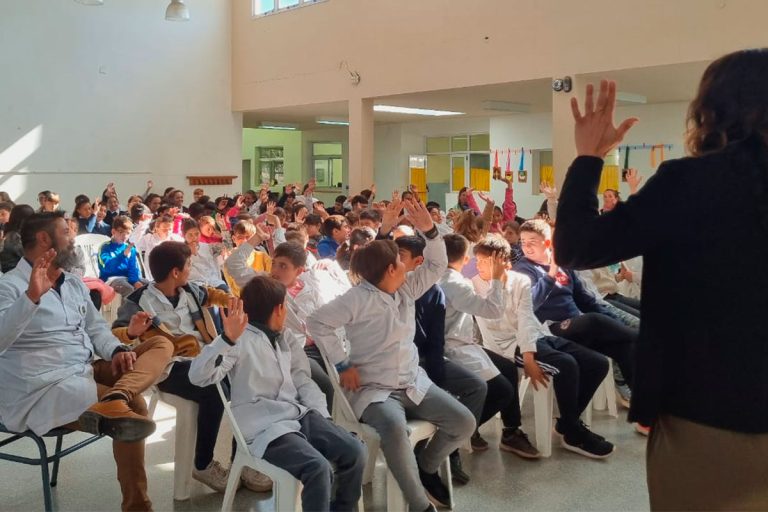 Educación + Justicia: alumnos de primaria y secundaria de Quemú Quemú recibieron charla sobre uso responsable de redes sociales